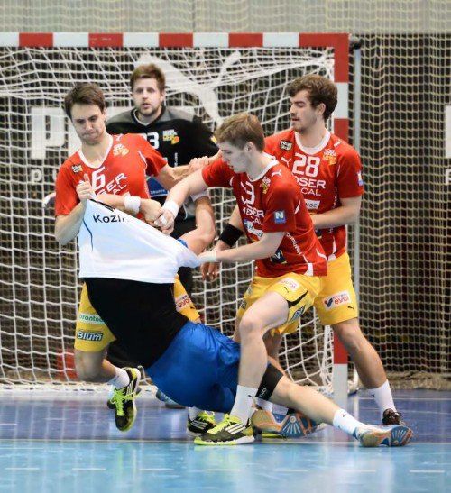 Mehrmals wurde Hard-Kreisläufer Kresimir Kozina von den Kremser Abwehrspielern unsanft zu Boden gerissen. Foto: diener