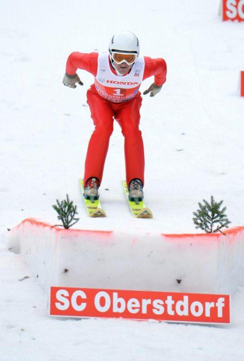 Michael Edwards alias „Eddie the Eagle“ trat auf einer Mini-Schanze im Vorprogramm der Tournee gegen mehrere Kinder an. Foto: ap