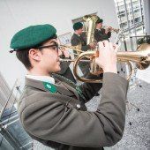 Festlicher Musikgruß in Olivgrün