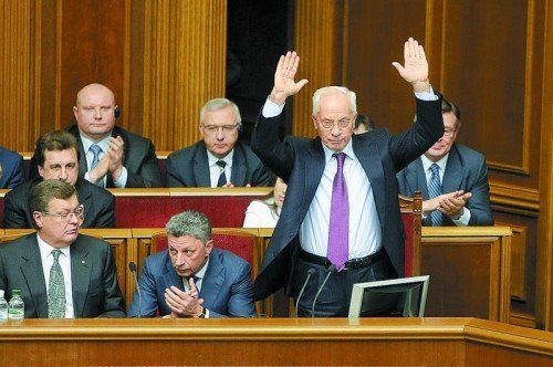 Ministerpräsident Asarow wurde nicht abgewählt. Auf die Niederlage der Opposition reagierte er gestern erleichtert. Foto: AP