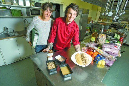 Mirela Kilga und Produktionsleiter Remo Bügler in der Küche. Foto: vn/hartinger