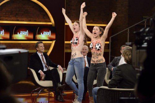Mit nacktem Oberkörper protestierten zwei Femen-Aktivistinnen vor laufender Kamera in der Sendung „Markus Lanz“. Foto: epa