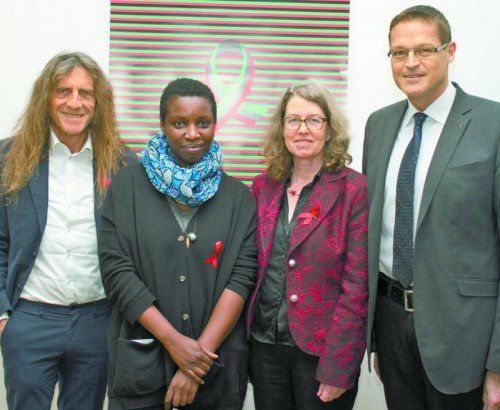 Obmann Bernhard Amann (IG Kultur), Künstlerin Belinda Kazeem, Renate Fleisch (Aids-Hilfe Vorarlberg), Landesrat Christian Bernhard (v. l.).