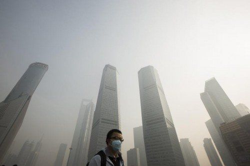 Ohne Atemschutzmaske geht in Schanghai kaum noch jemand vor die Türe.   Foto: REUTERS