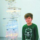 Turm mit leuchtenden Buchstaben