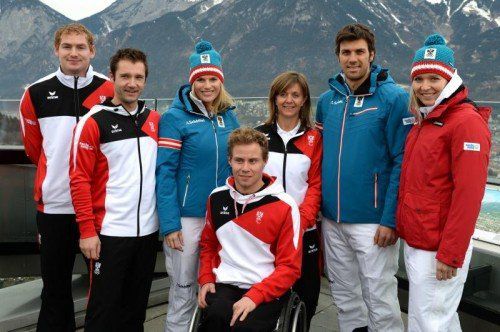 Olympia-Stars präsentierten am Bergisel die Sotschi-Mode: Peter Penz, Georg Fischler, Marlies Schild, Roman Rabl, Danja Haslacher, Mario Matt und Christina Hengster. Foto: gepa