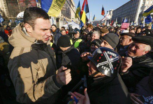 Oppositionsführer Vitali Klitschko spricht zu seinen Anhängern.
 Foto: Epa