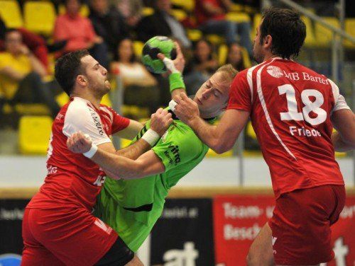 Ordentlich zupacken wollen Marko Krsmancic und Bernd Friede im Heimspiel gegen West Wien. Foto: gepa