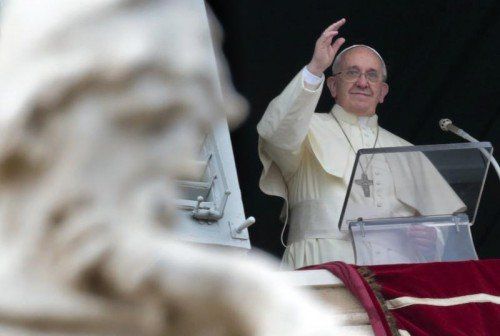Papst Franziskus betet für verfolgte Christen.
