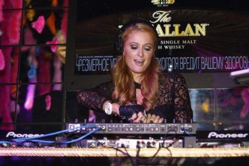 Paris Hilton an den Turntables im „La Barge“ in Moskau. Foto: AP