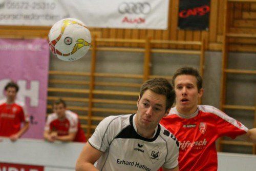 Pechvogel: Dominic Stemmer (links), 22-jähriger Stürmer von Rankweil 1b, erlitt im Spiel gegen SWB 1b einen Kreuzbandriss.