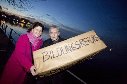 Renate Glöcklhofer und Gerhard Rüdisser mit dem „Sarg“. Foto: VN/Paulitsch