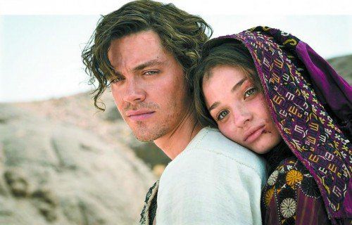 Robe Cole (Tom Payne) muss mitansehen wie seine Mutter stirbt und beschließt, von da an selbst die Heilkunst zu lernen. Foto: Universal Pictures