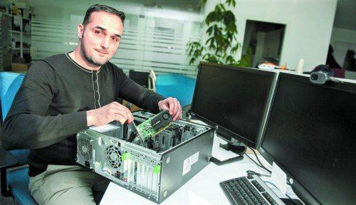 Savas Gülmez ist IT-Techniker im vierten Lehrjahr. Der 35-Jährige findet vor allem an der Computer-Hardware gefallen. FOTOS: BEATE RHOMBERG