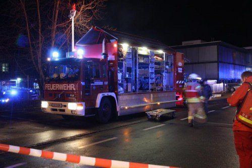 Sechs Feuerwehren waren mit 122 Mann im Einsatz, ebenso drei Rettungsfahrzeuge. Auch schwerer Atemschutz wurde eingesetzt. Fotos: VOL.at
