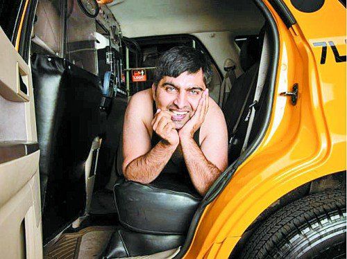 Sexy – oder so ähnlich: Der New Yorker Taxifahrer Yasar posiert auf dem Rücksitz seines Taxis.  FOTO: DPA