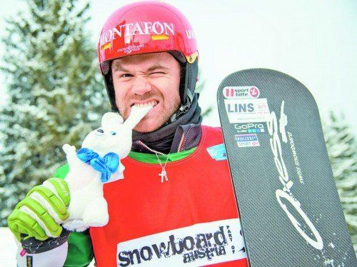 Sotschi-Fahrkarte ist sicher: Snowboarder Markus Schairer mit Maskottchen Zaika. Foto: gepa