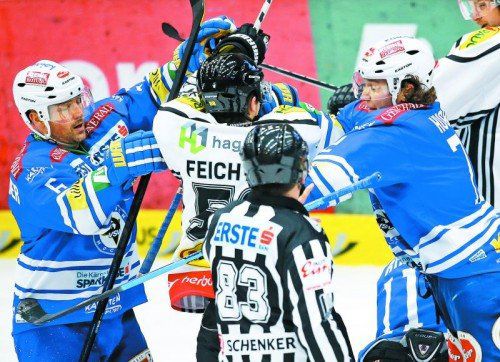 Spiele gegen den Villacher SV haben in physischer Hinsicht immer etwas zu bieten: Im Bild legt sich Alexander Feichtner mit den VSV-Verteidigern Gerhard Unterluggauer (l.) und Michael Forney an. Foto: gepa
