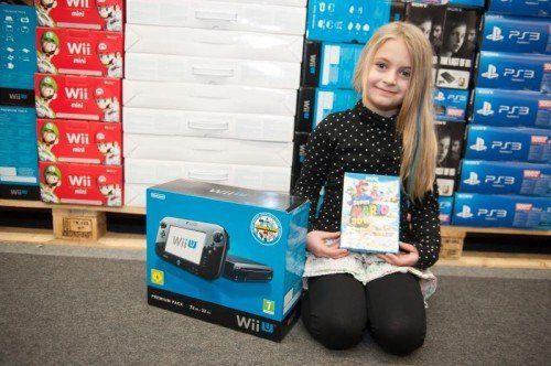 Spielkonsolen
Ob Wohnzimmer-Konsolen wie Playstation, X-Box und Nintendo Wii U, oder die tragbaren Varianten wie Playstation Vita oder Nintendo DS - mit Konsolen unter dem Christbaum kann kaum etwas falsch gemacht werden. Ganz oben auf dem Wunschzettel vieler Gamer steht natürlich die neuerschienene PS4 und die Xbox One.