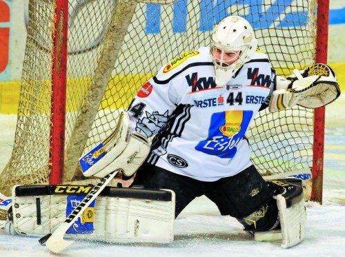 Spielte in seiner italienischen Heimat groß auf: Dornbirn-Torhüter Adam Dennis parierte gegen den HC Bozen 41 Schüsse und war auch in den Penaltyduellen ein sicherer Wert. Foto: gepa