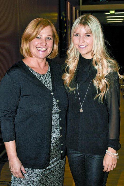 Standesbeamtin Irene Bitschnau (l.) und Selina Lex (Meldeamt).