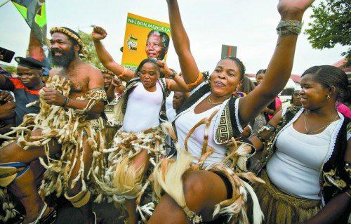 Tänze für den südafrikanischen Nationalhelden Nelson Mandela, dem diese Woche zahlreiche Trauerfeierlichkeiten gewidmet sind. Foto: AP