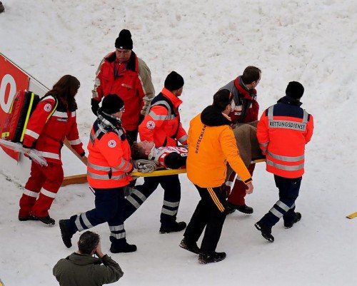 Thomas Morgenstern musste auf einer Bahre die Schanze in Titisee verlassen. Foto: epa