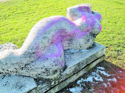 Unbekannte besprühten auch diese Skulptur. Foto: VN/GS