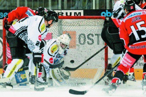 Viel Arbeit gab es für Dornbirn-Torhüter Adam Dennis bei der 4:7-Niederlage in Innsbruck. Foto: gepa