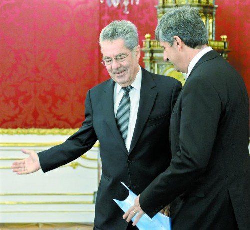 Vizekanzler Spindelegger (r.) beschwerte sich gestern bei Heinz Fischer über „Schwierigkeiten“ mit den Sozialdemokraten. Foto: APA