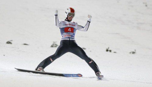 Vom Intercontinental-Cup auf das Podest von Oberstdorf bei der 62. Vierschanzentournee. Der Niederösterreicher Thomas Diethart jubelt zu Recht über seinen dritten Platz hinter Simon Amman und Anders Bardal. Foto: ap
