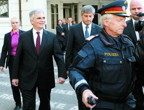 Vor der Hofburg: Bundeskanzler Werner Faymann (l.) und Vizekanzler Michael Spindelegger. Foto: APA