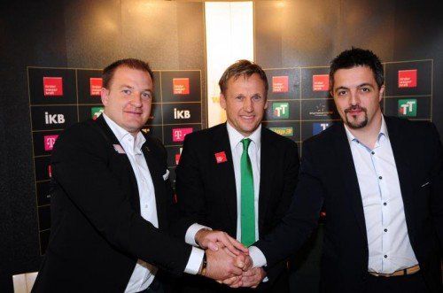 Wackers Sportdirektor Florian Klausner (l.) und Präsident Josef Gunsch (r.) präsentieren den neuen Trainer Michael Streiter (M.). Foto: GEPA