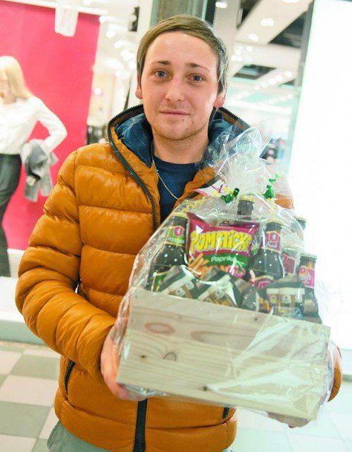 „Will nichts verraten“
Nino Peratoner (21) aus Bregenz kennt das Wort „Weihnachtsstress“ nicht. „Bis Heiligabend ist ja noch ein wenig Zeit. Heuer haben wir wieder gewichtelt, deswegen halten sich auch die Geschenke im Rahmen. Für meine Freundin habe ich schon ein Geschenk, das ist das Wichtigste. Verraten will ich aber noch nichts.“