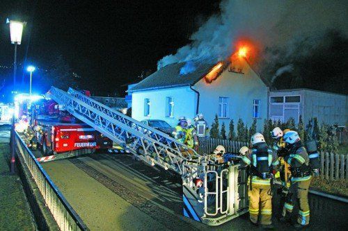 Zur Brandbekämpfung musste die Feuerwehr Höchst ihre Kollegen aus Hard mit einer Drehleiter anfordern, um das Dach für den Löscheinsatz aufzubrechen. Foto: Feuerwehr Höchst