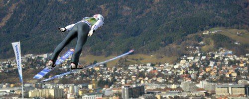 „Air“ Diethart im Anflug auf Innsbruck: Der Führende der Vierschanzen-Tournee Thomas Diethart war mit Platz zwei auch in der Qualifikation am Bergisel eine Klasse für sich. Foto: apa