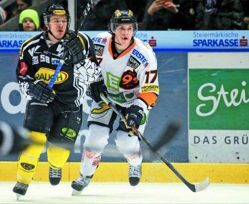 Alexander Feichtner, Manuel Ganahl: erst die Overtime entschied im Duell Dornbirn gegen Graz. Foto: gepa