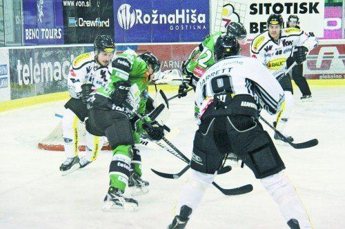 Alle Hände voll zu tun hatten Patrick Jarrett und Co. vor dem Tor von Adam Dennis gegen die ambitionierten Laibacher. Foto: CD mediateam