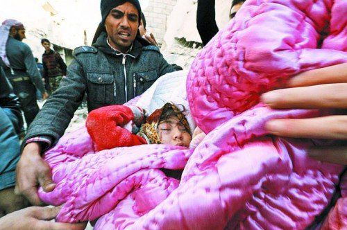 Alltag in der syrischen Stadt Aleppo, die besonders umkämpft ist: Angehörige versuchen, einer verletzten Frau zu helfen. Foto: Reuters