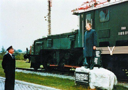 Als Vorstand (links) 1988 mit Verkehrsminister Rudolf Streicher bei der Denkmallok im Güterbahnhof Wolfurt.
