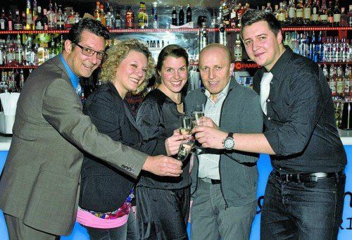 Andreas Seeburger („Fliegen für Kinder“) und Marina Günther mit „Beneficentia“-Team Rebecca Eisenegger, Renato Werndli und Roberto Kühr (v. l.). Fotos: Franc
