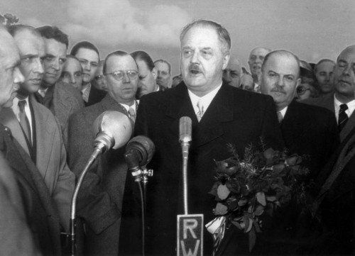 APARSC04 - 02122004 - WIEN - OESTERREICH: ZU APA-TEXT II - Archivbild zeigt den damaligen BK Julius Raab nach der Heimkehr von den Moskauer Gesprächen am Flughafen Vöslau. ( !!! NUR IN S/W !!!) APA-FOTO : ARCHIV STEINER