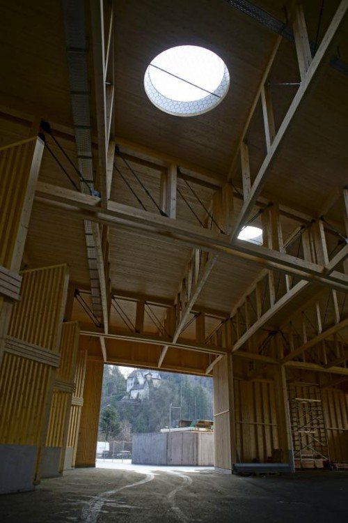 Beeindruckende Dachkonstruktion aus heimischem Holz. Foto: VN