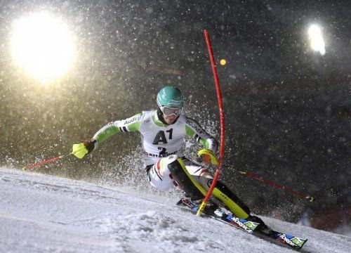 Bei Flutlicht und extrem schweren Bedingungen am Ganslernhang in Kitzbühel behielt der Deutsche Felix Neureuther die Nerven und holte sich den Sieg. Auch weil Favorit Marcel Hirscher einfädelte und ausschied. Foto: epa