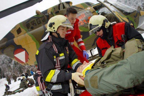 Beim „Hubschrauberabsturz“ wurden der Pilot und der Techniker „schwer verletzt“. Fotos: VN/Hartinger