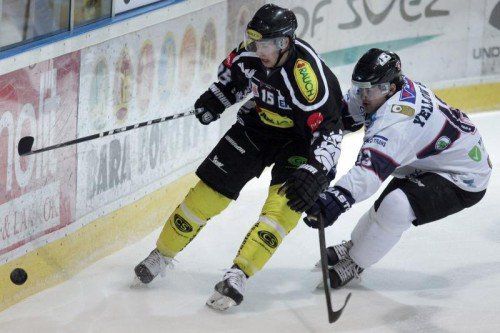 Chris D’Alvise (l.) und seine Dornbirner Mannschaftskollegen verpassten in Fehervar gute Überzahl-Möglichkeiten. Foto: Gepa