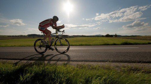 Christian Burtscher hat seinen optimalen Ausgleich im Radfahren gefunden und legt seither Tausende Kilometer auf dem Sattel seines Rennrades zurück. foto: kult pur nüziders