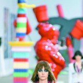 Mode geht Hand in Hand mit Kunst