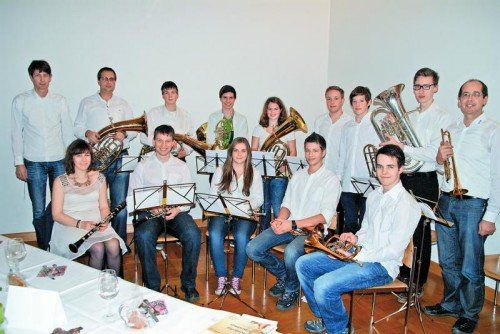 Das HTL-Schulorchester mit Kapellmeister Robert Altmann (ganz links) und Leiter Georg Fink (ganz rechts) bei der Weihnachtsfeier.