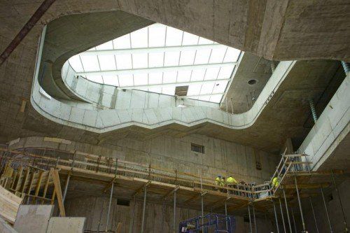 Das Montforthaus-Foyer mit seiner großzügig gestalteten Treppenskulptur präsentiert sich hell und offen. Fotos: VN/Hartinger